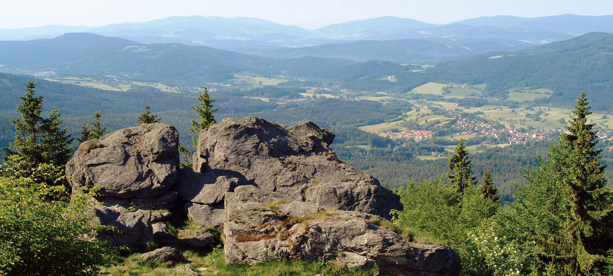 Gleitschirmspringen in herrlicher Landschaft © Zellertal